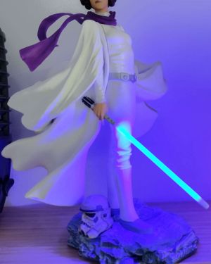 Princesa Leia con sable láser led